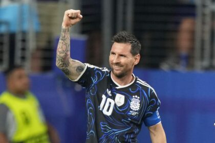Jugador argentino con camiseta azul celebrando gol contra Inglaterra en Mundial, símbolo de victorias históricas