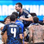 Jugadores argentinos celebran con la bandera de las Malvinas tras vencer a Inglaterra en partido histórico