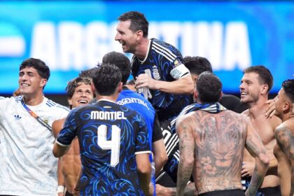 Jugadores argentinos celebran con la bandera de las Malvinas tras vencer a Inglaterra en partido histórico