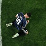 Lionel Messi celebrando con la selección argentina tras victoria épica contra Inglaterra en Mundial 2026