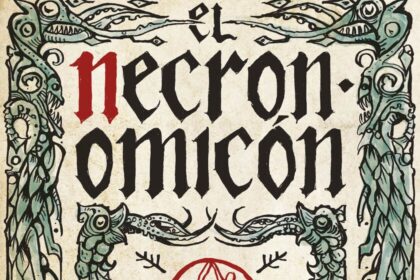 Libro antiguo con símbolos lovecraftianos, representación del Necronomicón como fenómeno cultural