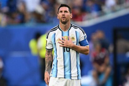 Lionel Messi con la camiseta de Argentina frente a un estadio lleno, contexto del partido pendiente contra Inglaterra en el Mundial 2026