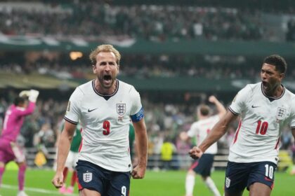 Jugadores de Inglaterra celebrando un gol en el estadio Azteca durante el partido contra México en el Mundial 2026