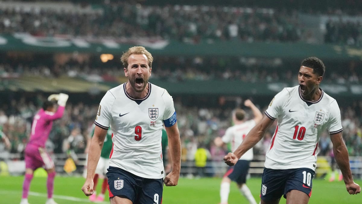 Jugadores de Inglaterra celebrando un gol en el estadio Azteca durante el partido contra México en el Mundial 2026
