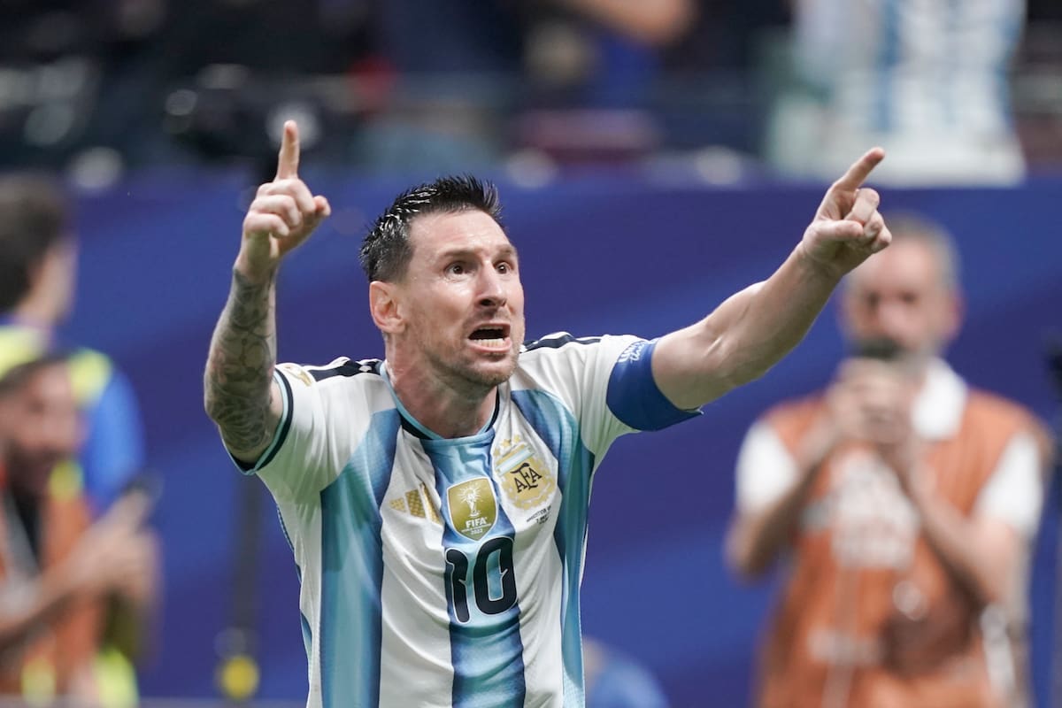 Lionel Messi liderando a Argentina en el Mundial 2026, reflejando la mentalidad de 'odiar perder' como en Italia 1990