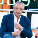 Josep Pedrerol en estudio de televisión, símbolo de la competencia entre Atresmedia y Mediaset por programas deportivos