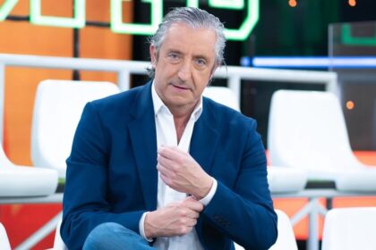 Josep Pedrerol en estudio de televisión, símbolo de la competencia entre Atresmedia y Mediaset por programas deportivos