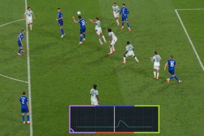 Árbitro revisando jugada con VAR en partido Portugal vs. Croacia, gol anulado por toque mínimo detectado por chip en pelota