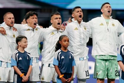 Emiliano Martínez y jugadores de la selección argentina entrenando, contexto de irregularidad en la Copa América