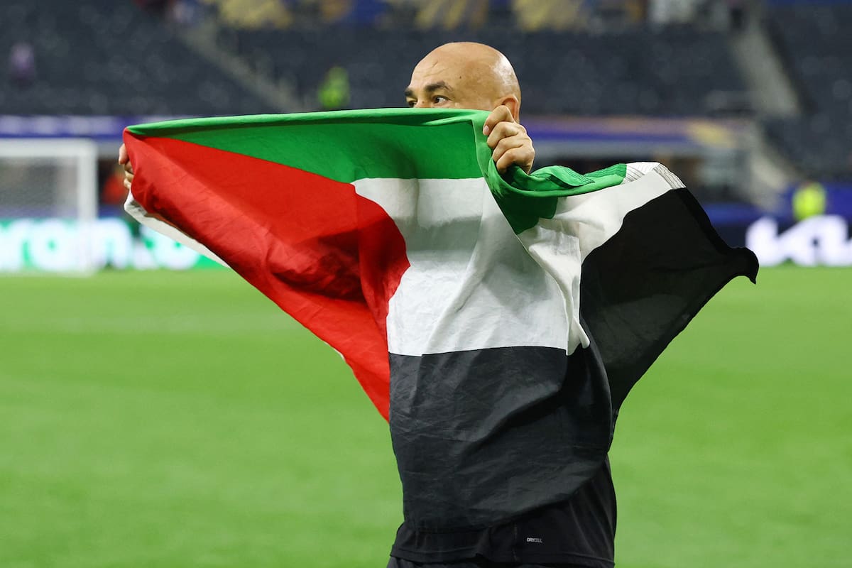 Hossam Hassan con la camiseta de Egipto número 9, símbolo de su legado como jugador y entrenador en el Mundial