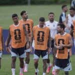 Lionel Scaloni y Lionel Messi en entrenamiento previo al partido contra Inglaterra, analizando variantes tácticas para la semifinal