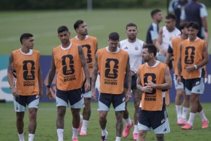 Lionel Scaloni y Lionel Messi en entrenamiento previo al partido contra Inglaterra, analizando variantes tácticas para la semifinal