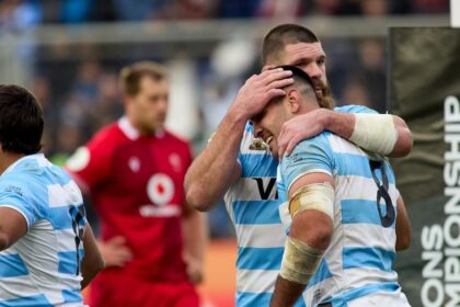 Jugadores de los Pumas celebrando un try en el Nations Championship contra Gales, marcador 35-21