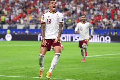 Mikel Oyarzabal y Pedro Porro celebran goles en la semifinal España vs Francia del Mundial 2026
