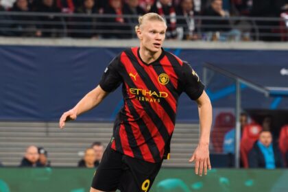 Erling Haaland en versión Habao, el gigante torpe creado por fans chinos con IA, junto a su imagen real como futbolista
