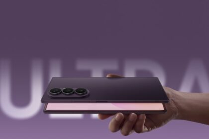 Teléfono plegable Galaxy Z Fold 8 Ultra con pantalla abierta mostrando funciones de inteligencia artificial y cámara de 200 MP