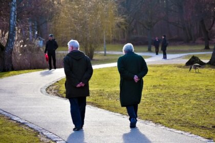 La Sanidad inglesa estudia una iniciativa de "recompensas" por caminar 30 minutos al día