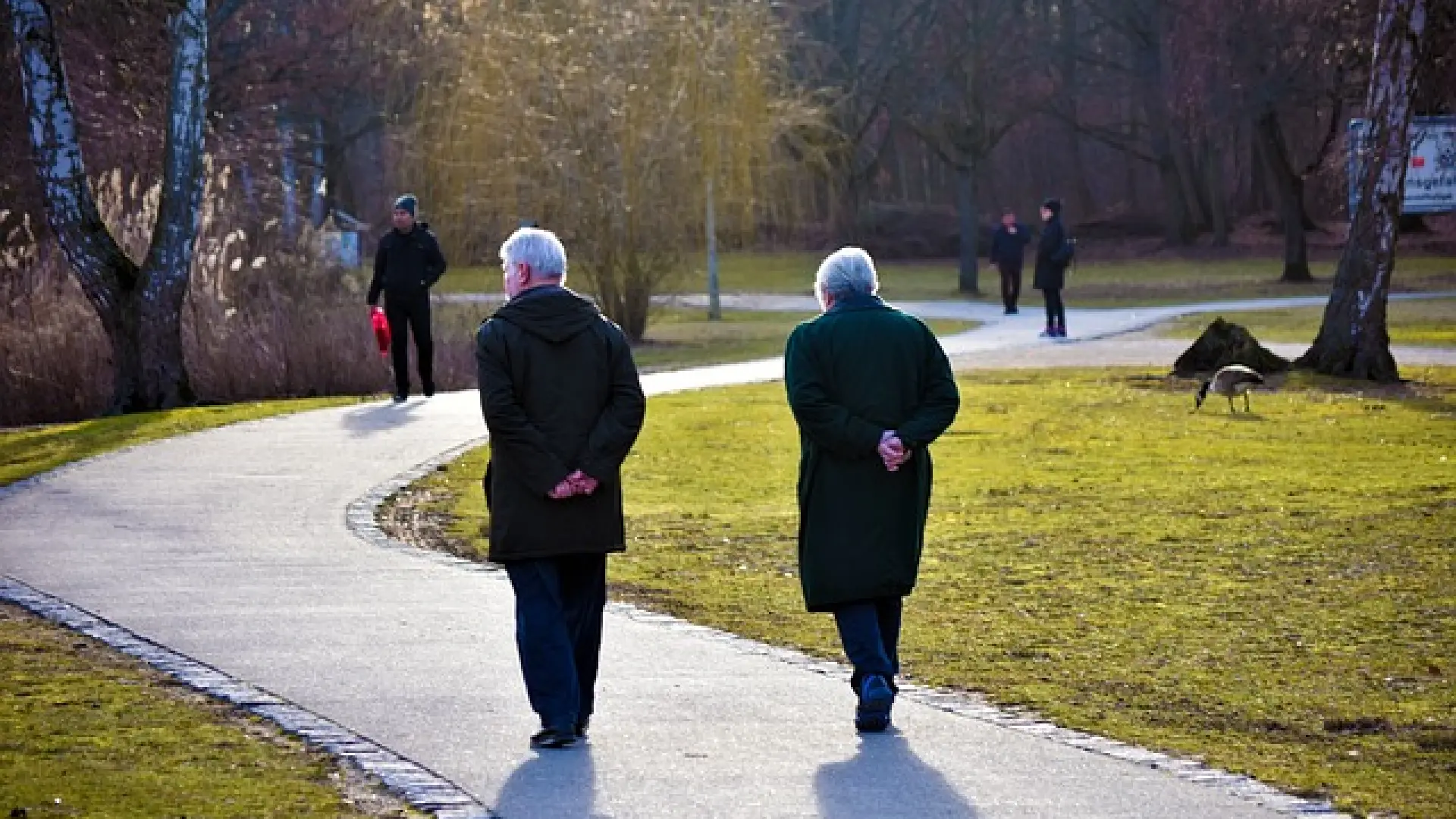 La Sanidad inglesa estudia una iniciativa de "recompensas" por caminar 30 minutos al día
