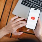 Interfaz de YouTube con la función 'Ask' de Gemini mostrando respuestas contextuales sobre un video
