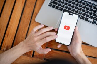 Interfaz de YouTube con la función 'Ask' de Gemini mostrando respuestas contextuales sobre un video