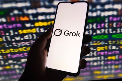 Interfaz de Grok 4.5 mostrando código generado en Rust y C/C++ para aplicaciones completas con una sola instrucción