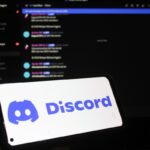 Interfaz de Discord con alerta de ban automático por IA, mostrando ejemplos de imágenes inofensivas confundidas como peligrosas