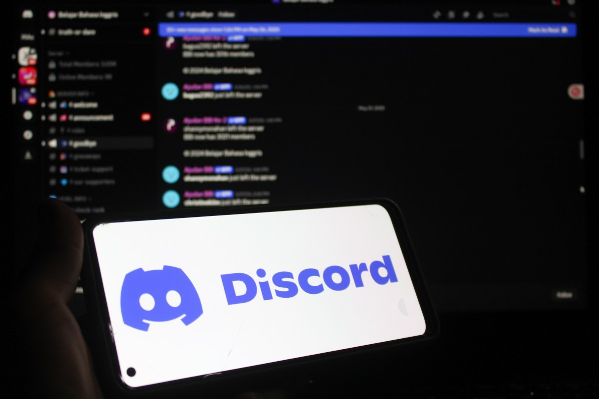 Interfaz de Discord con alerta de ban automático por IA, mostrando ejemplos de imágenes inofensivas confundidas como peligrosas