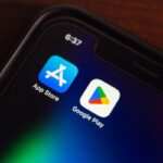 Interfaz de app con IA que genera imágenes falsas, contexto de demanda legal en California