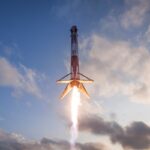 Cohete Long March 10B siendo capturado por una red gigante en plataforma marítima china para recuperación espacial