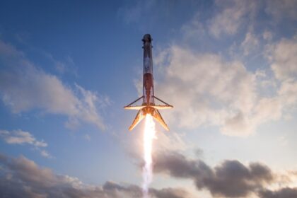 Cohete Long March 10B siendo capturado por una red gigante en plataforma marítima china para recuperación espacial