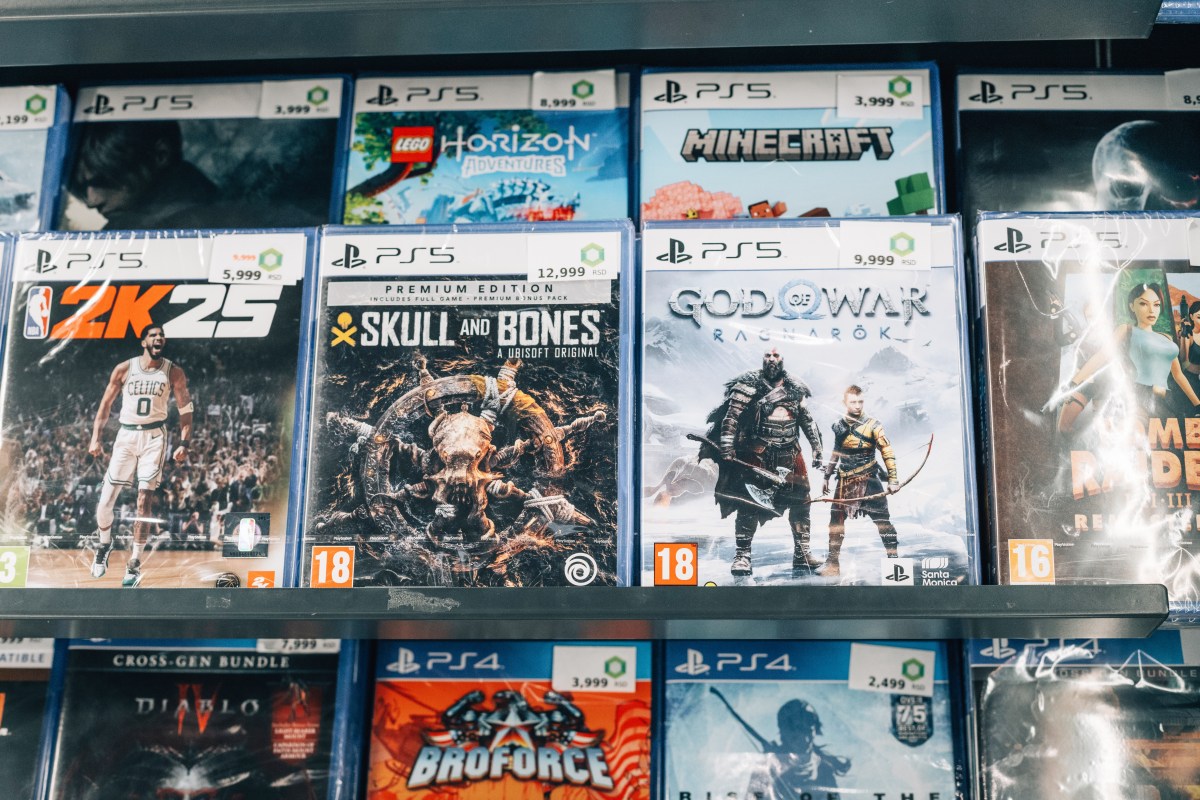 Caja de juego físico de PlayStation junto a código digital, simbolizando el fin de los discos y el control de Sony sobre precios y acceso