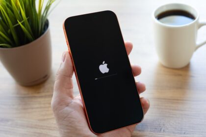Persona revisando alerta sísmica en smartphone con ondas P y S explicadas en fondo