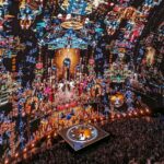 Interior de Sphere con pantalla LED gigante mostrando proyección inmersiva de 'El Mago de Oz' con IA