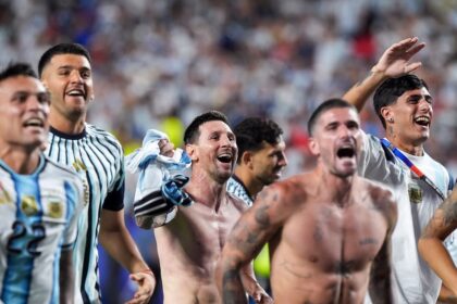 Julián Álvarez celebra su golazo en tiempo suplementario que llevó a Argentina a semifinales del Mundial frente a Suiza