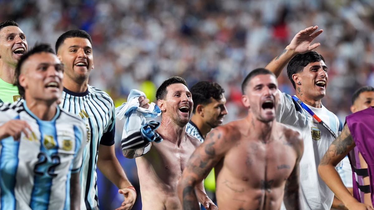 Julián Álvarez celebra su golazo en tiempo suplementario que llevó a Argentina a semifinales del Mundial frente a Suiza